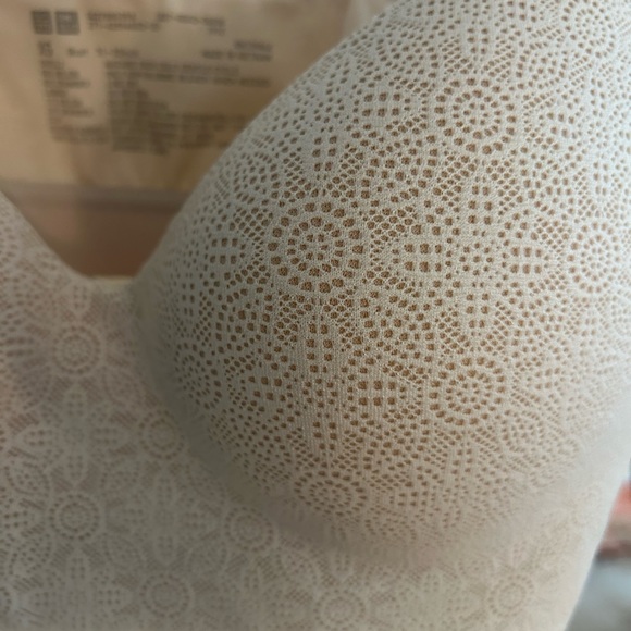 Uniqlo women’s seamless V neck bra camisole (lace). Size xs, never worn. - Picture 6 of 6
